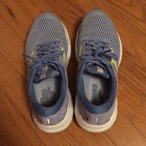 Brooks tennis shoes